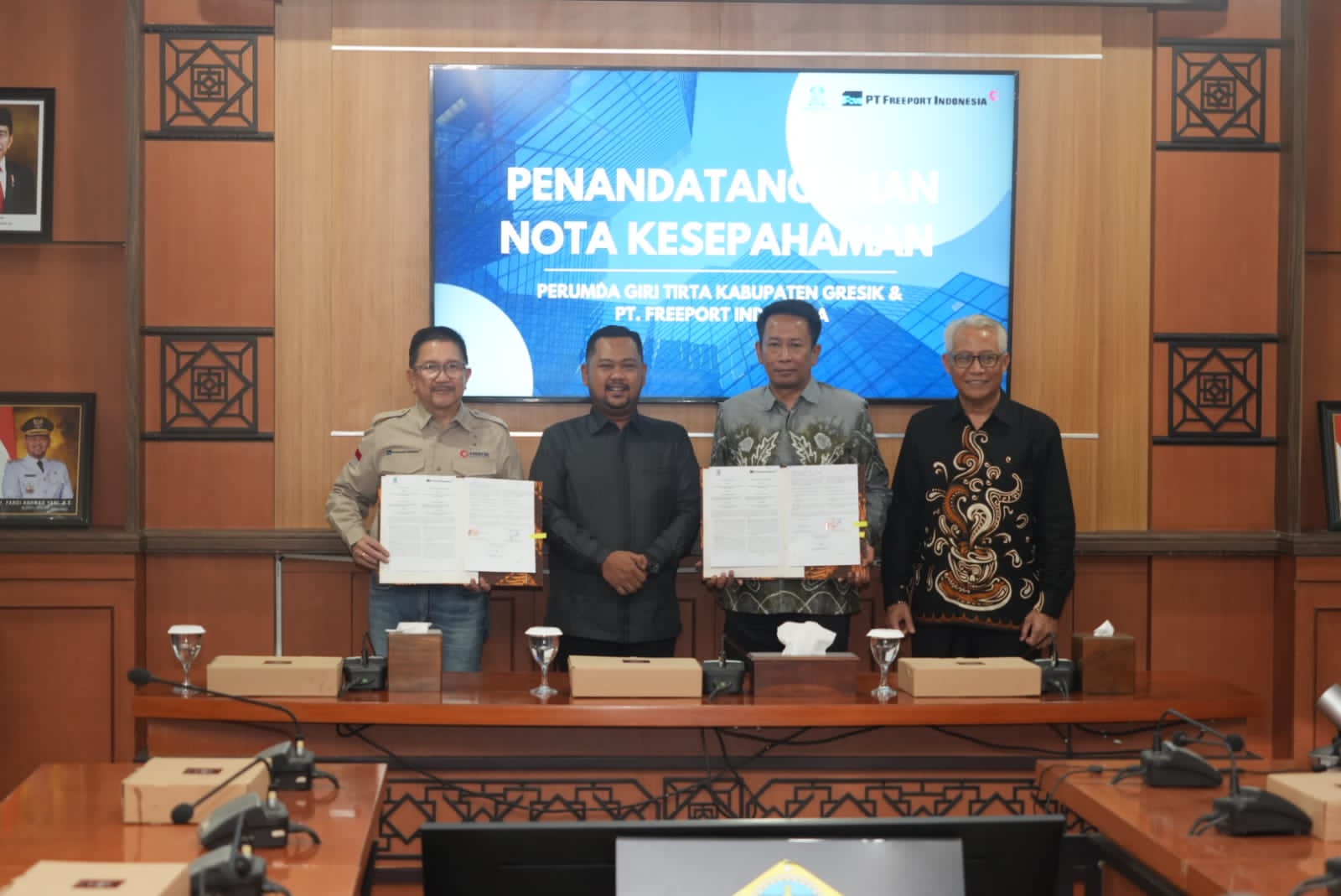 PTFI dan  Giri Tirta Kabupaten Gresik menandatangani MOU