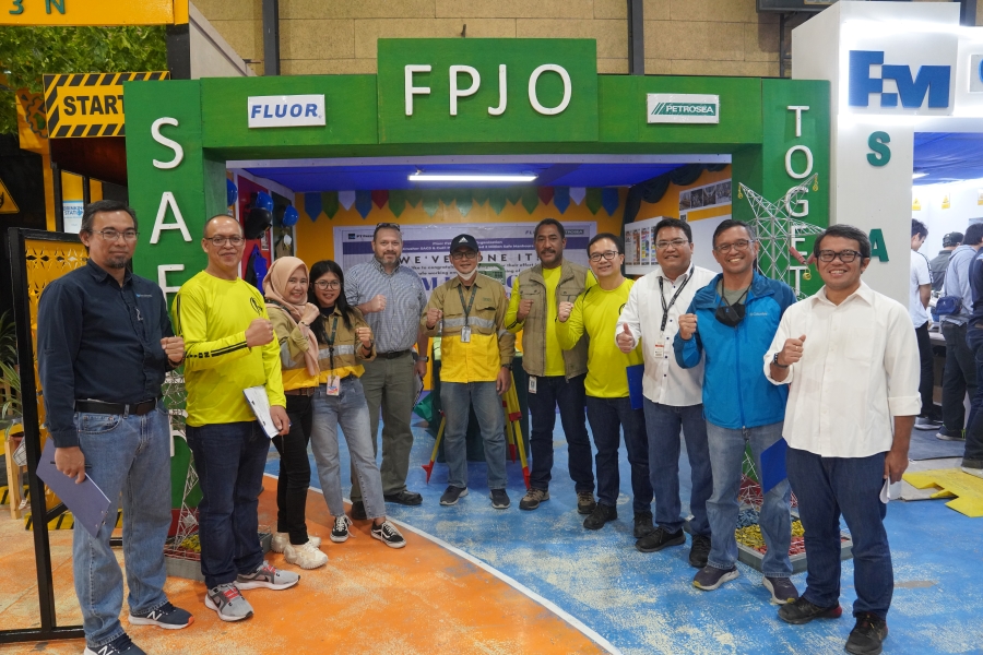Judges took pictures in front of FPJO's booth