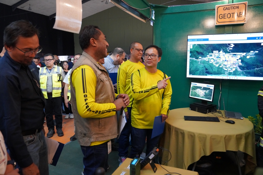 Judges visited Mining Safety Division's booth