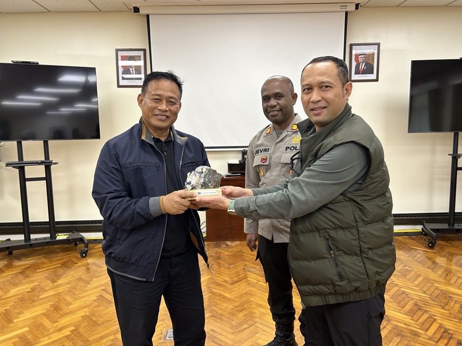 Kepala BNNP Papua Bersama Kapolsek Tembagapura & Sr. Officer Internal Affairs & Investigation, Afriz