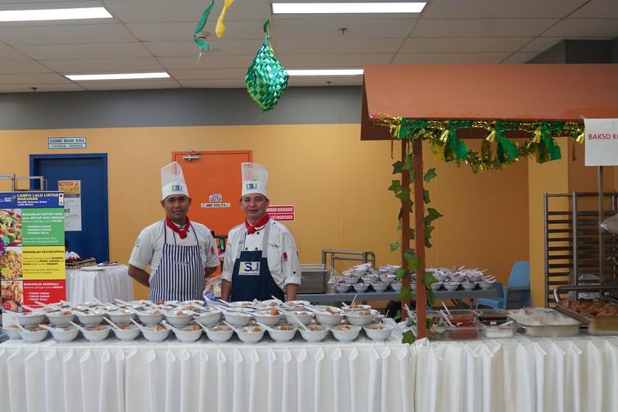 More than 1,500 meals and condiments were served for this event