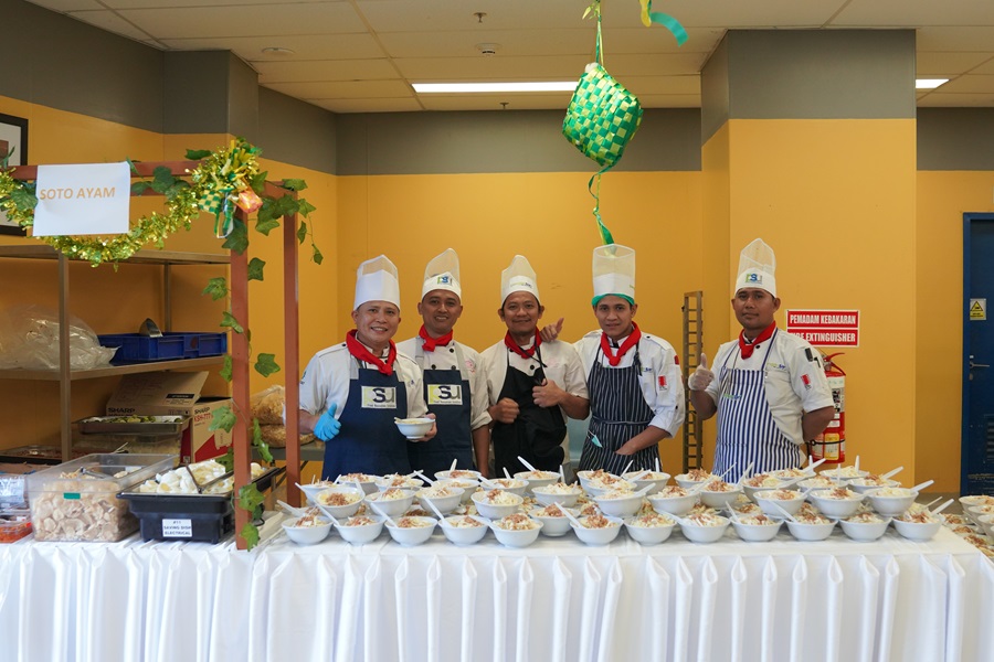 More than 1,500 meals and condiments were served for this event