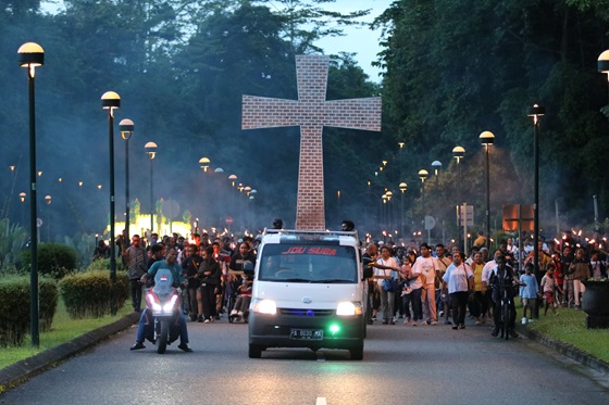 The Atmosphere of The Easter Torch Relay in Kuala Kencana