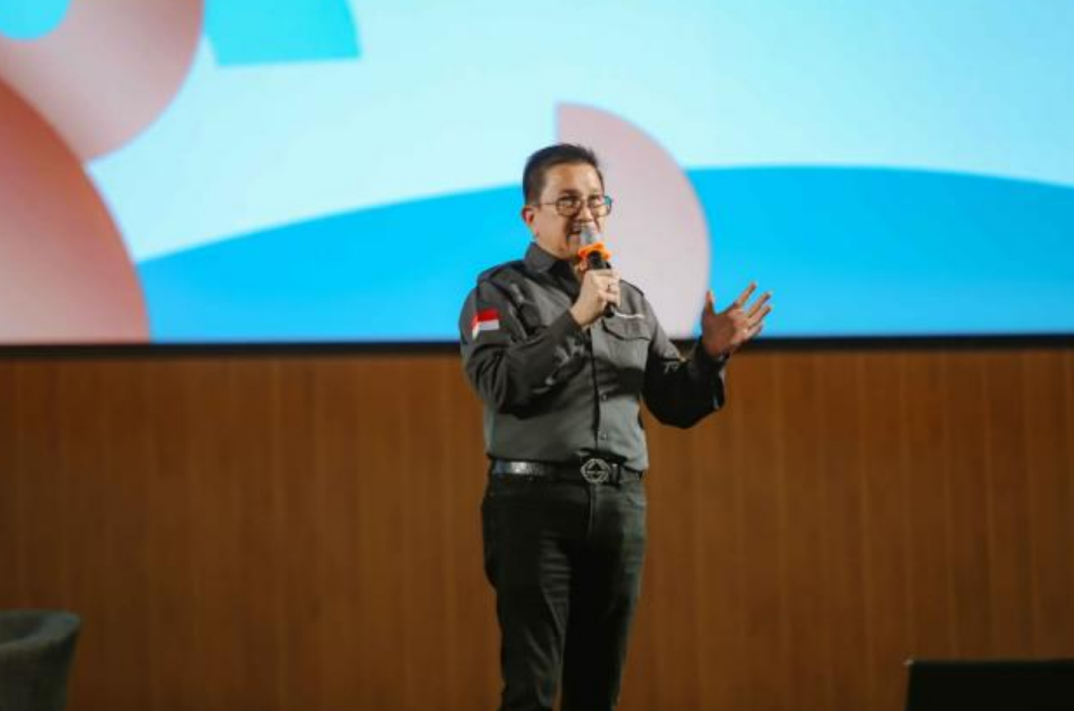 Tony Wenas gives a public lecture on integrated mining at Graha Sepuluh Nopember, Surabaya.