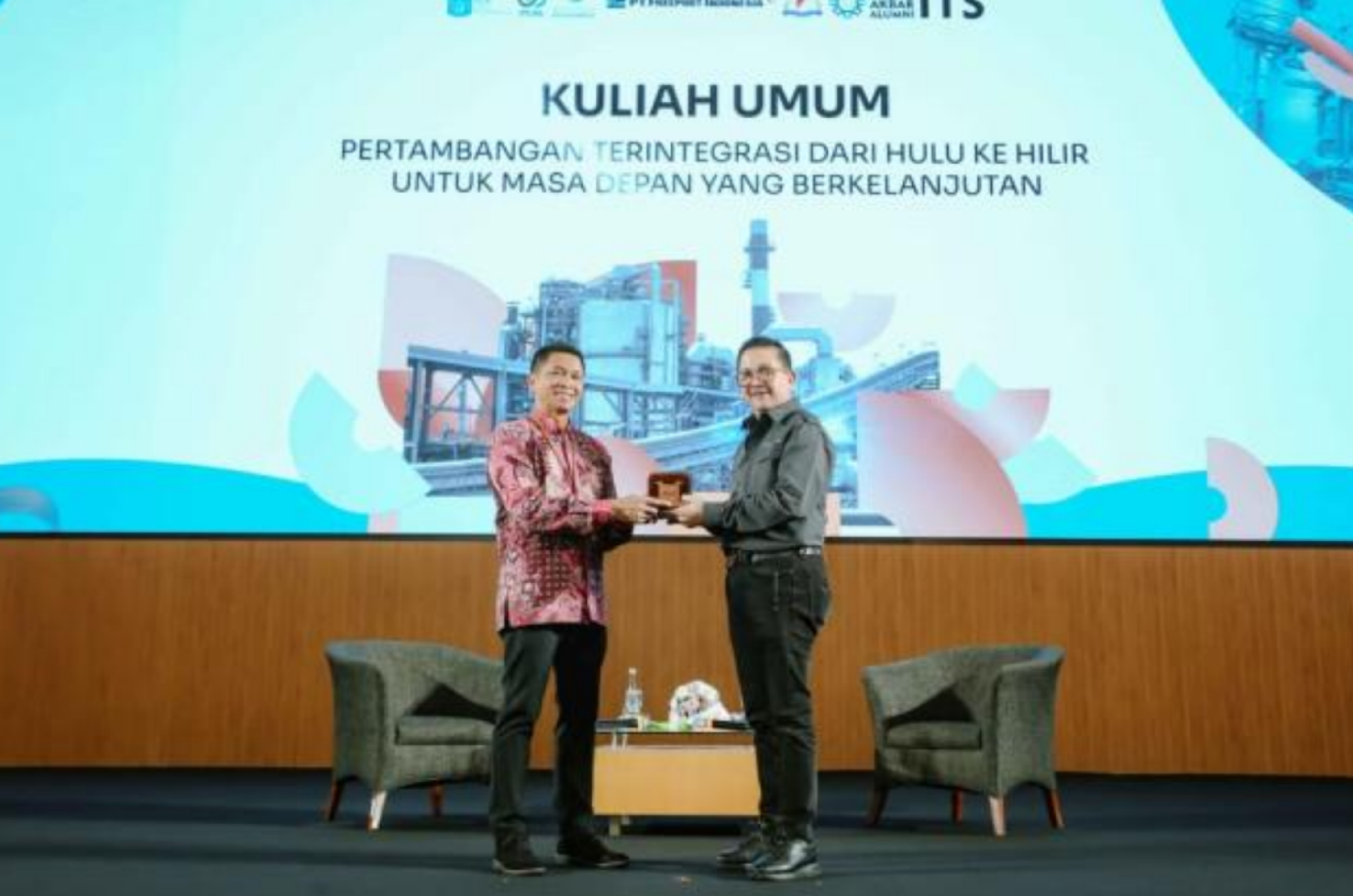 Tony Wenas and ITS Rector Bambang Pramujati exchange souvenirs in Graha Sepuluh Nopember.  