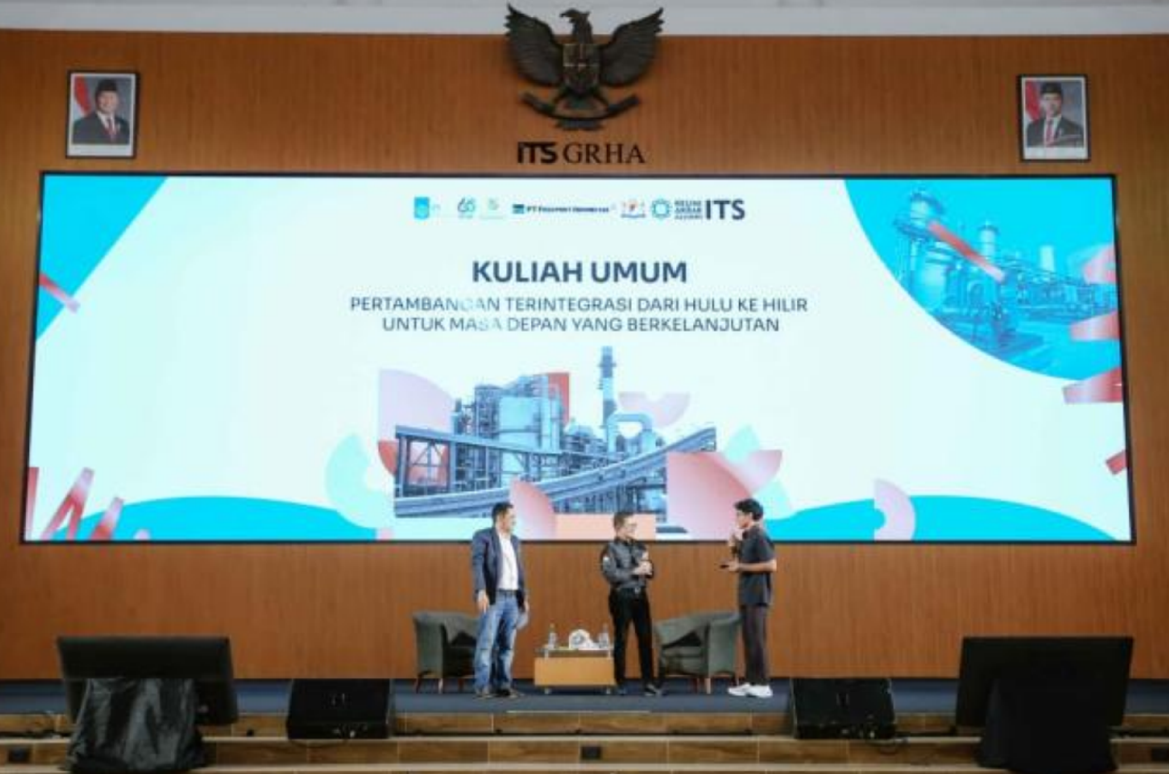 Tony Wenas answers questions from ITS students at Graha Sepuluh Nopember.