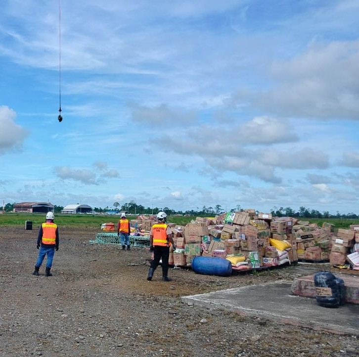 35 Penerbangan Helikopter Bawa 90 Ton Bantuan Natal PTFI ke Tiga Desa
