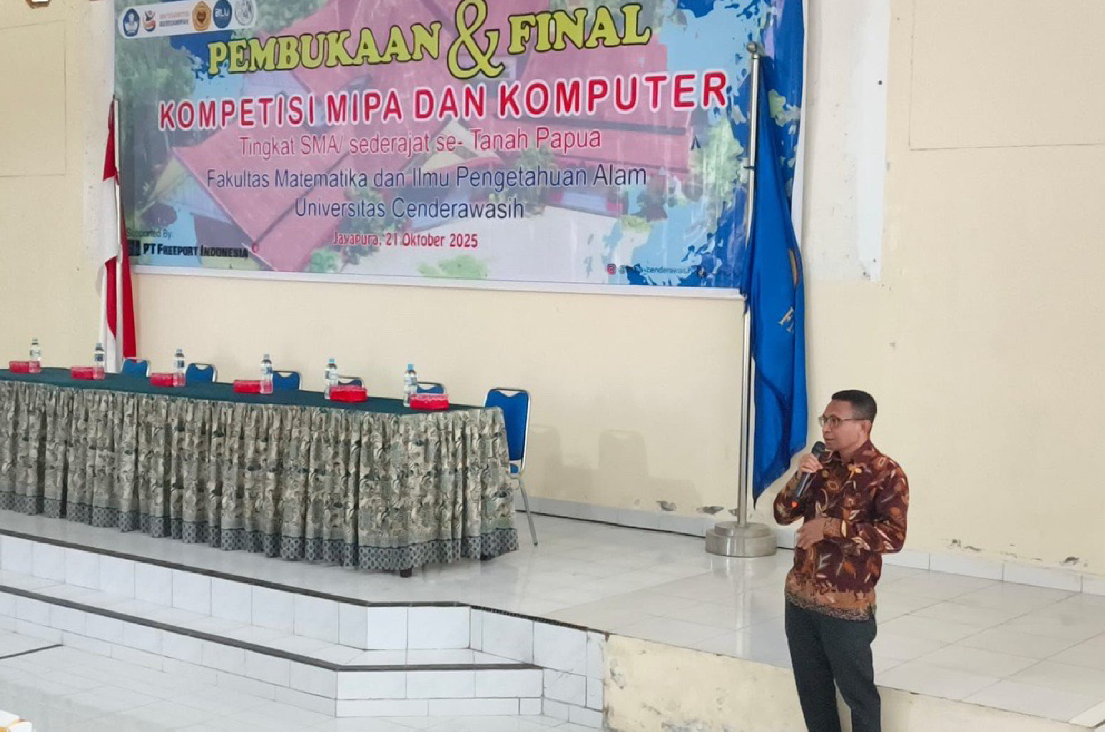  WR I UNCEN Dr. Dirk Y.P. Runtuboy buka final KOMIKOM 2025 di Aula Universitas Cenderawasih.