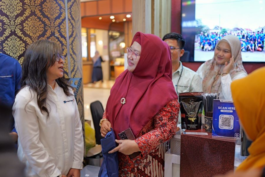 Deputy Regent of Gresik, Aminatun Habibah visited the PTFI booth at the Public Service Exhibition (1