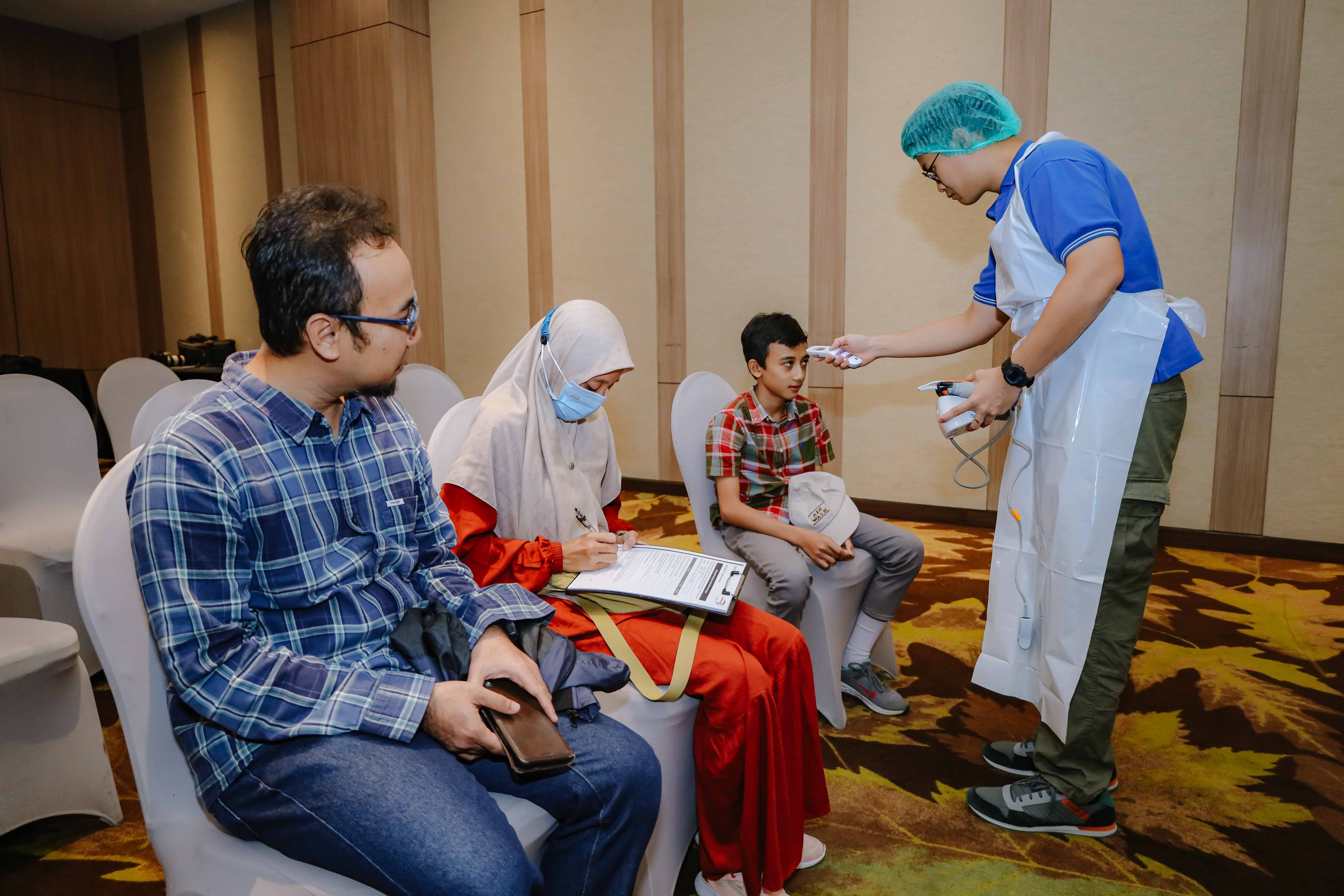 Vaksinasi keluarga digelar di Hotel Aston, Gresik.