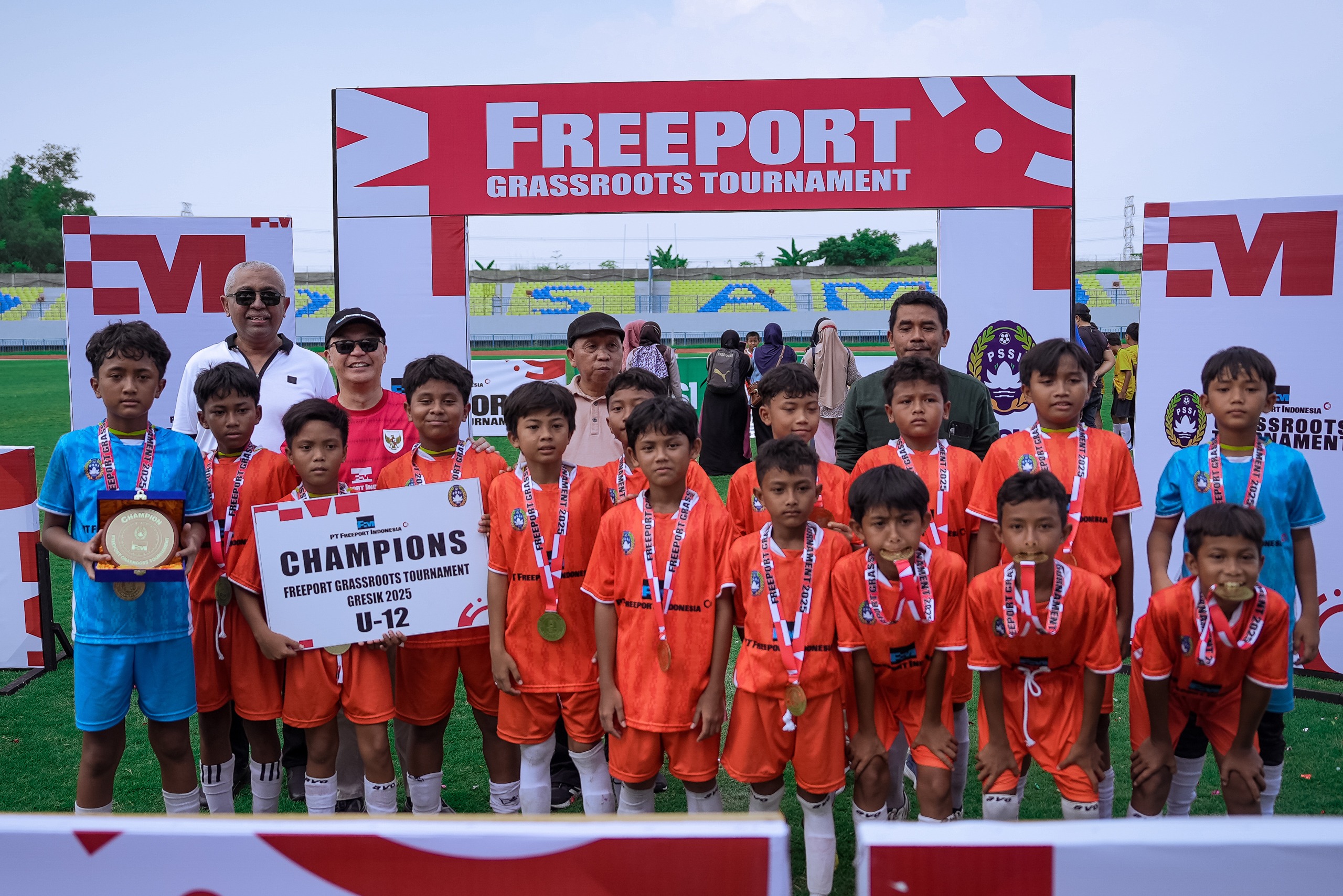 Ahmad Riyadh, Aripin Buman, Djoko  Tetuko, Moh. Rofiqi posing with the U-12 winners of FGT 2025 in G