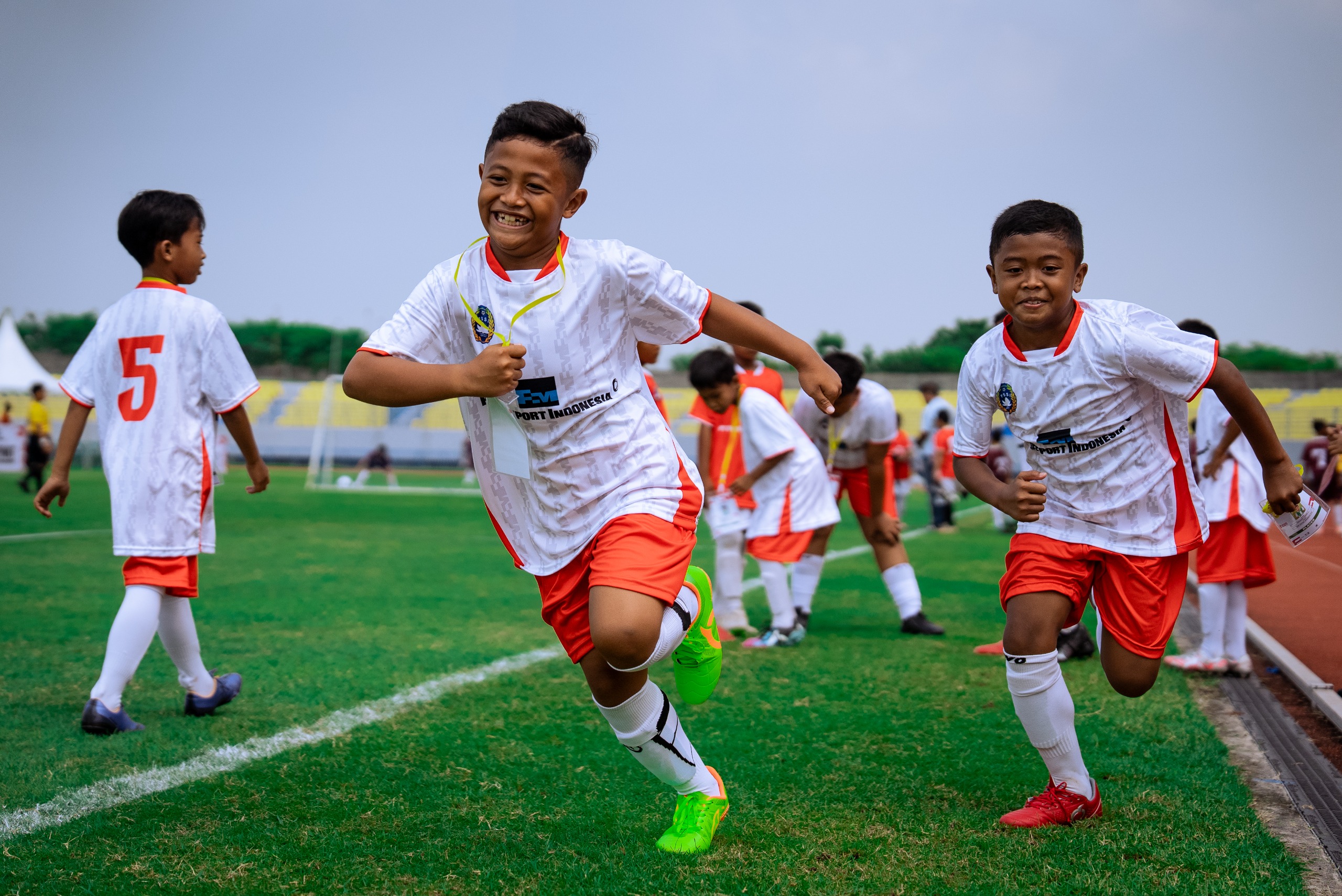 Players from SSB Putra Raharja warming up during the FGT 2025 in Gresik (27/4)
