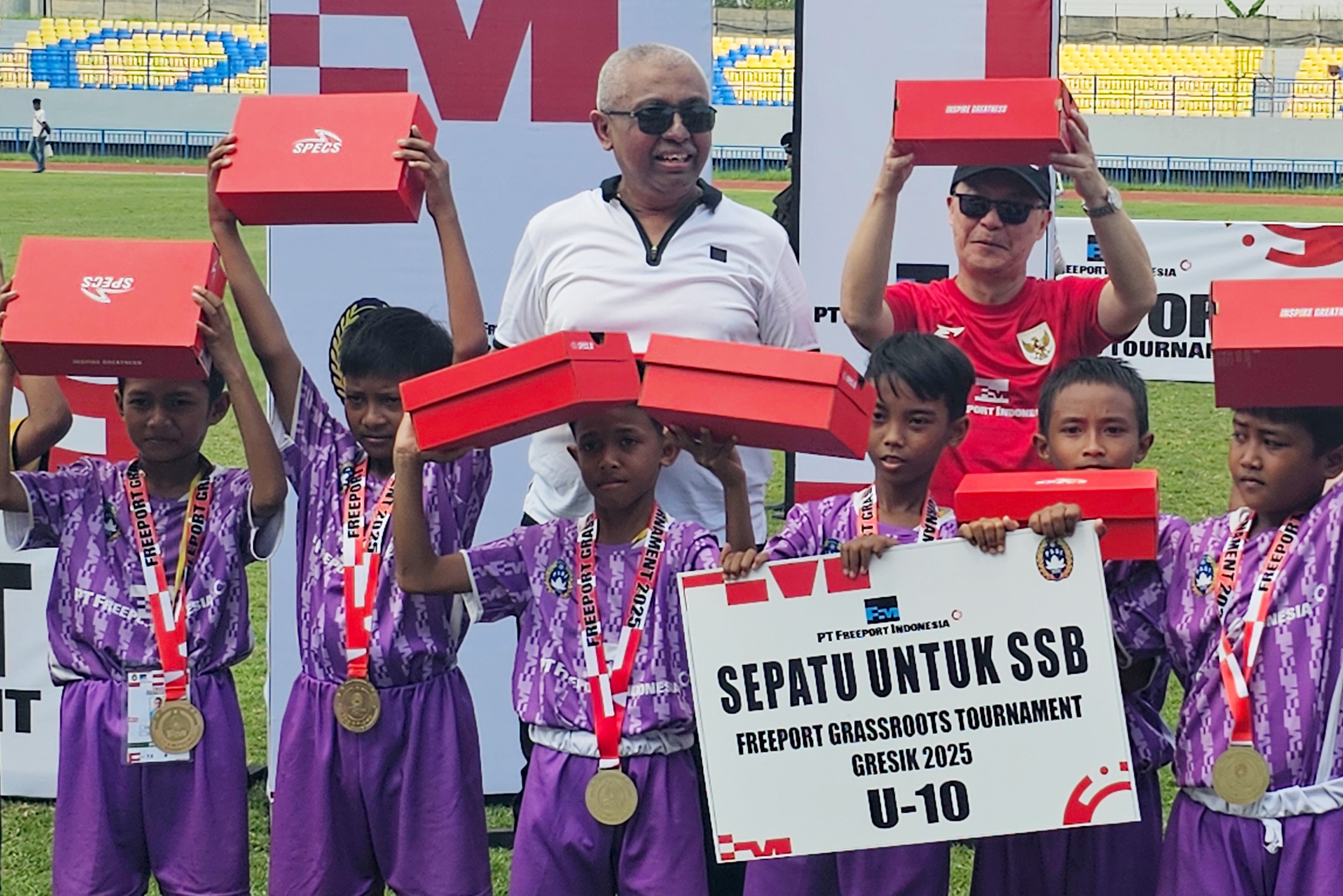 menyerahkan sepatu sepak bola  kepada pemenang U-10 SSB Pesawat  Wadeng