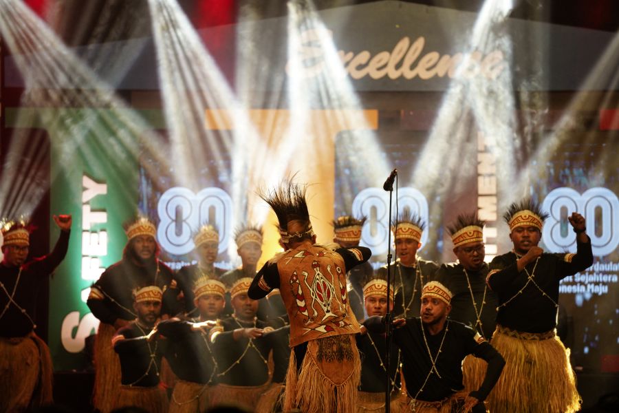  Performance by Iyakoko Patea, singing 2 parts of Wor Kankarem and Wor Morinkin.