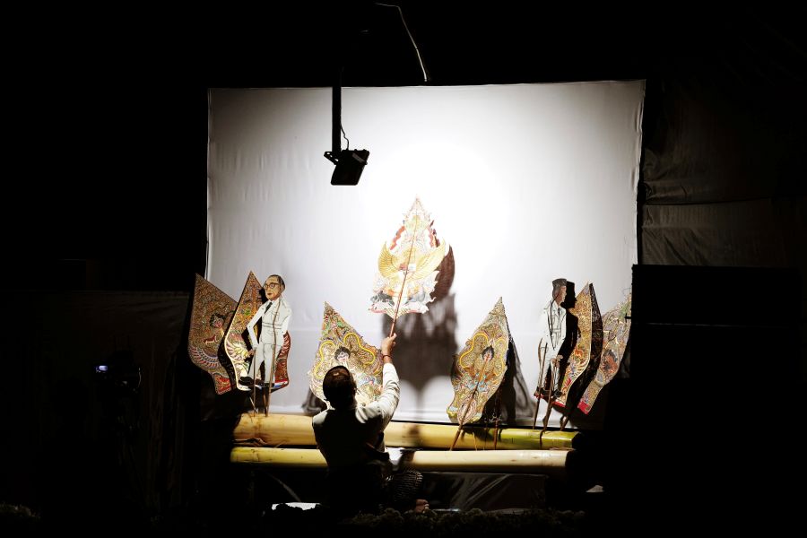 The Wayang performance conveyed the spirit of hard work, collaboration, and the contribution of work