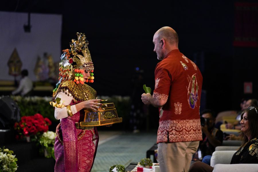 Gending Sriwijaya Dance from South Sumatra by PWKK