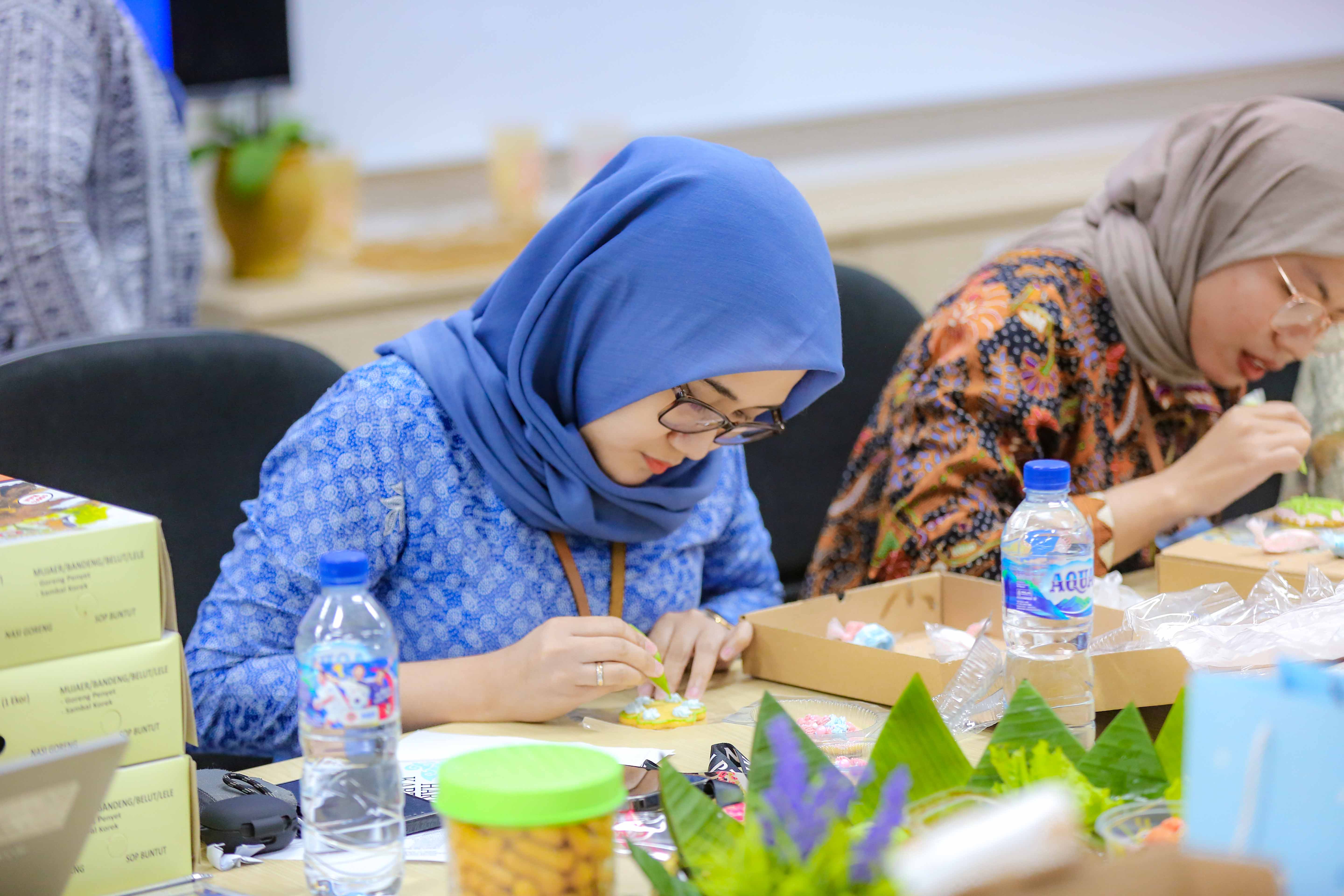 PTFI employees do DIY Cookies Creation (21/04).