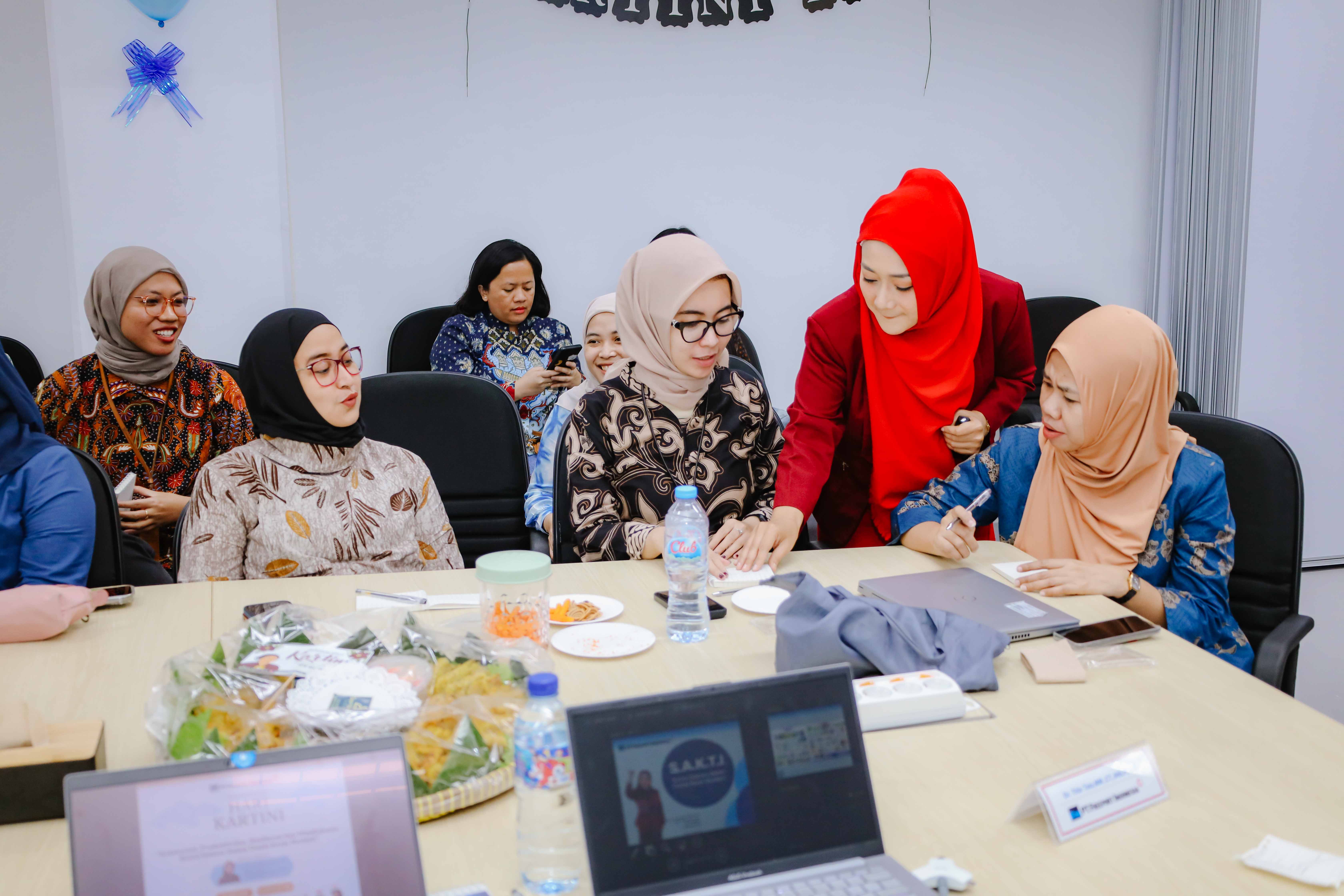 Sesi motivasi bersama Dr. Titis Tata, MM, CT.NNLP, LSP 