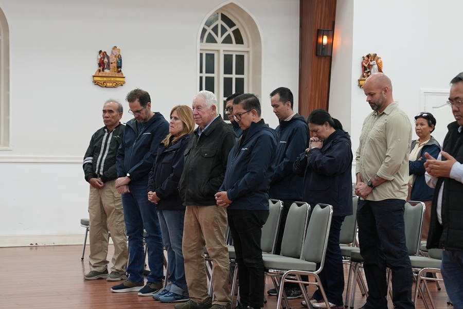 Richard Adkerson and Kathleen Quirk joined the Christian community in a moment of prayer