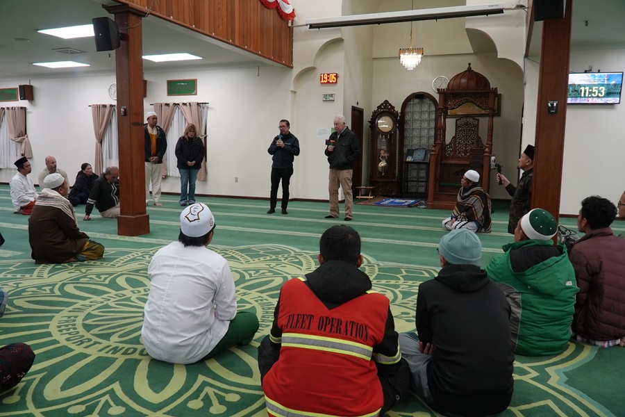 Richard Adkerson and Kathleen Quirk joined the Muslim community in a moment of prayer