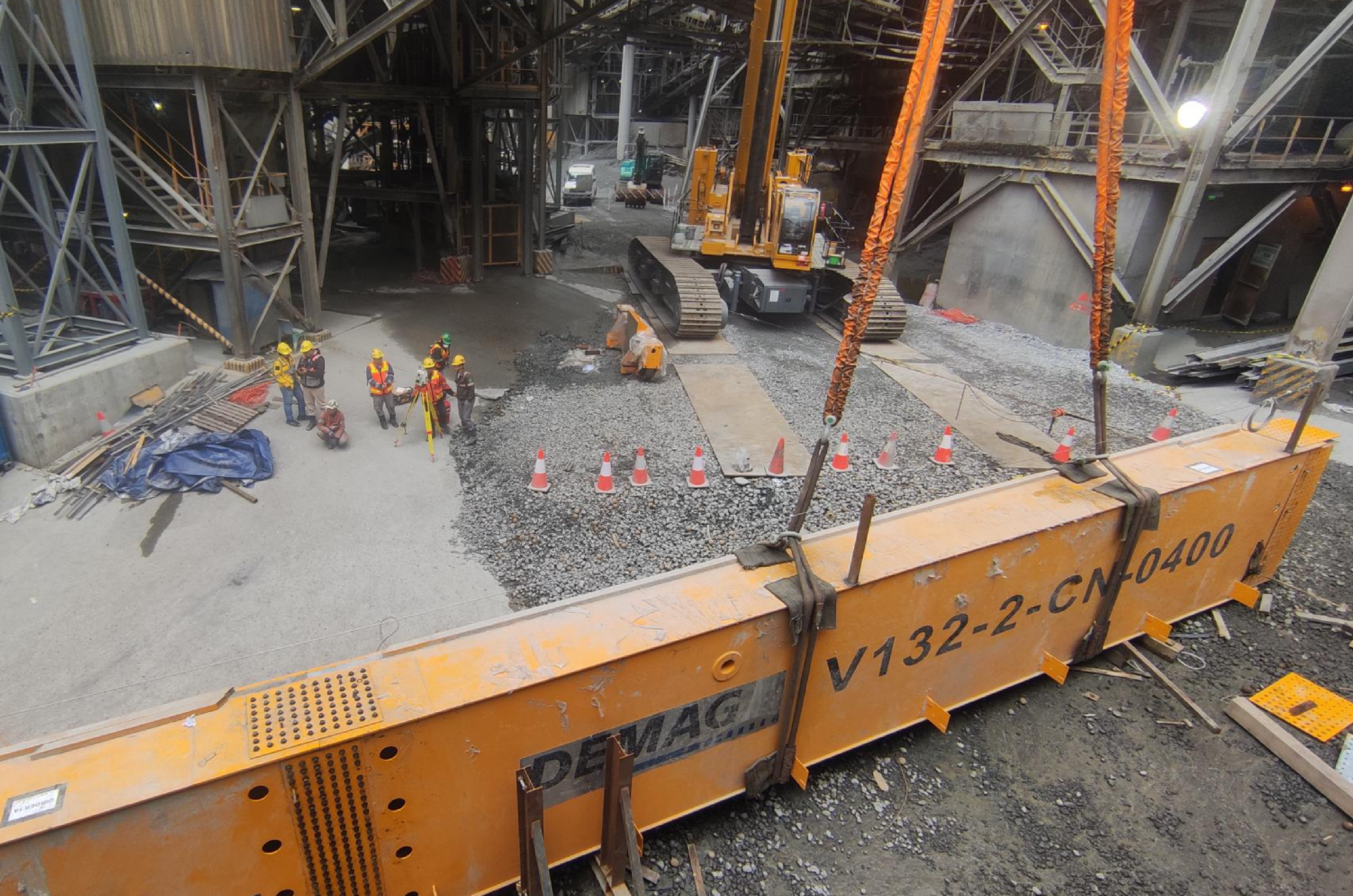 Crane lama dibongkar di ruang sempit dengan dua crawler crane 250t untuk upgrade kapasitas angkat.