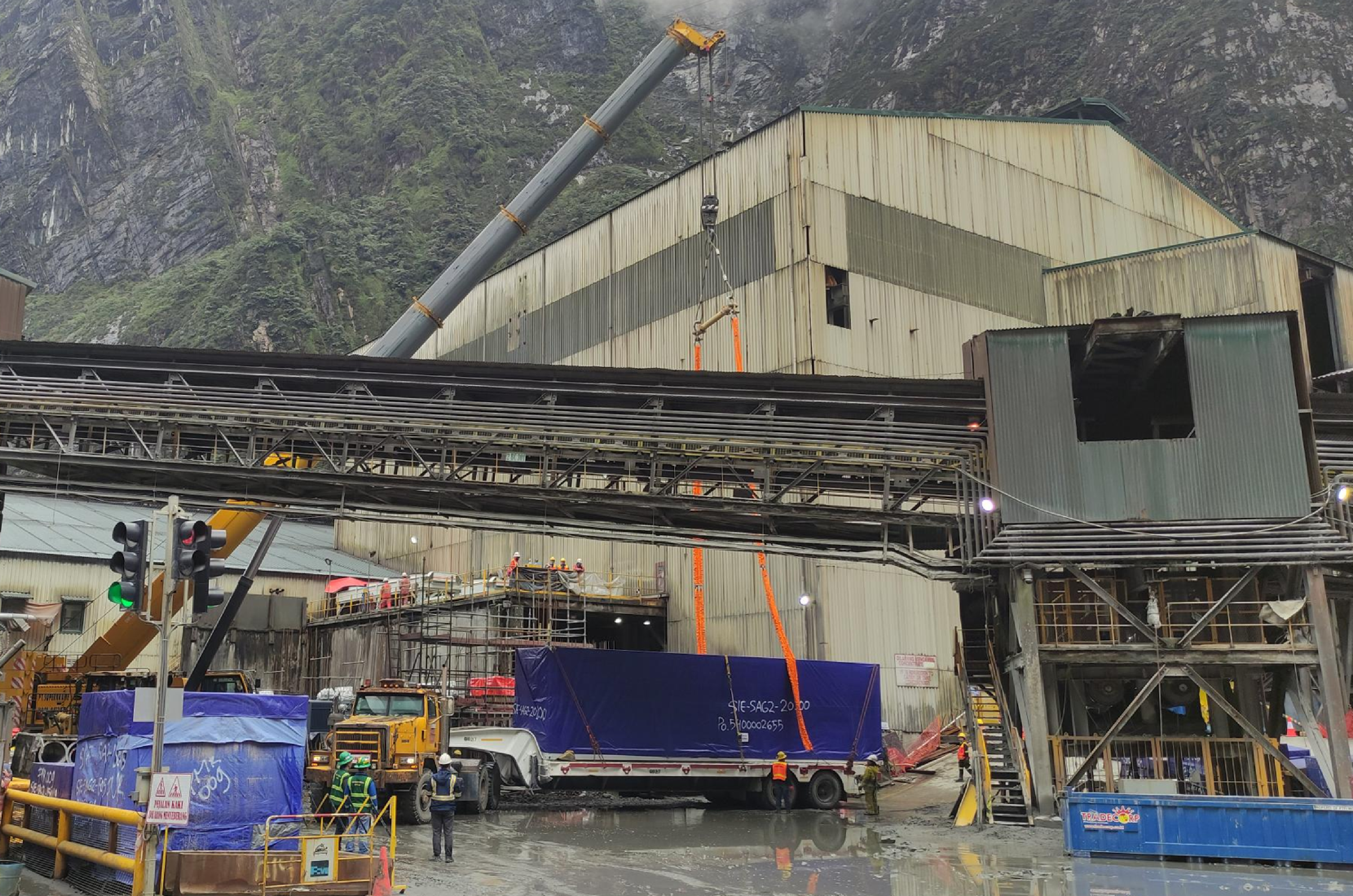 Ratusan pekerja multi-disiplin bekerja paralel dalam proyek ini