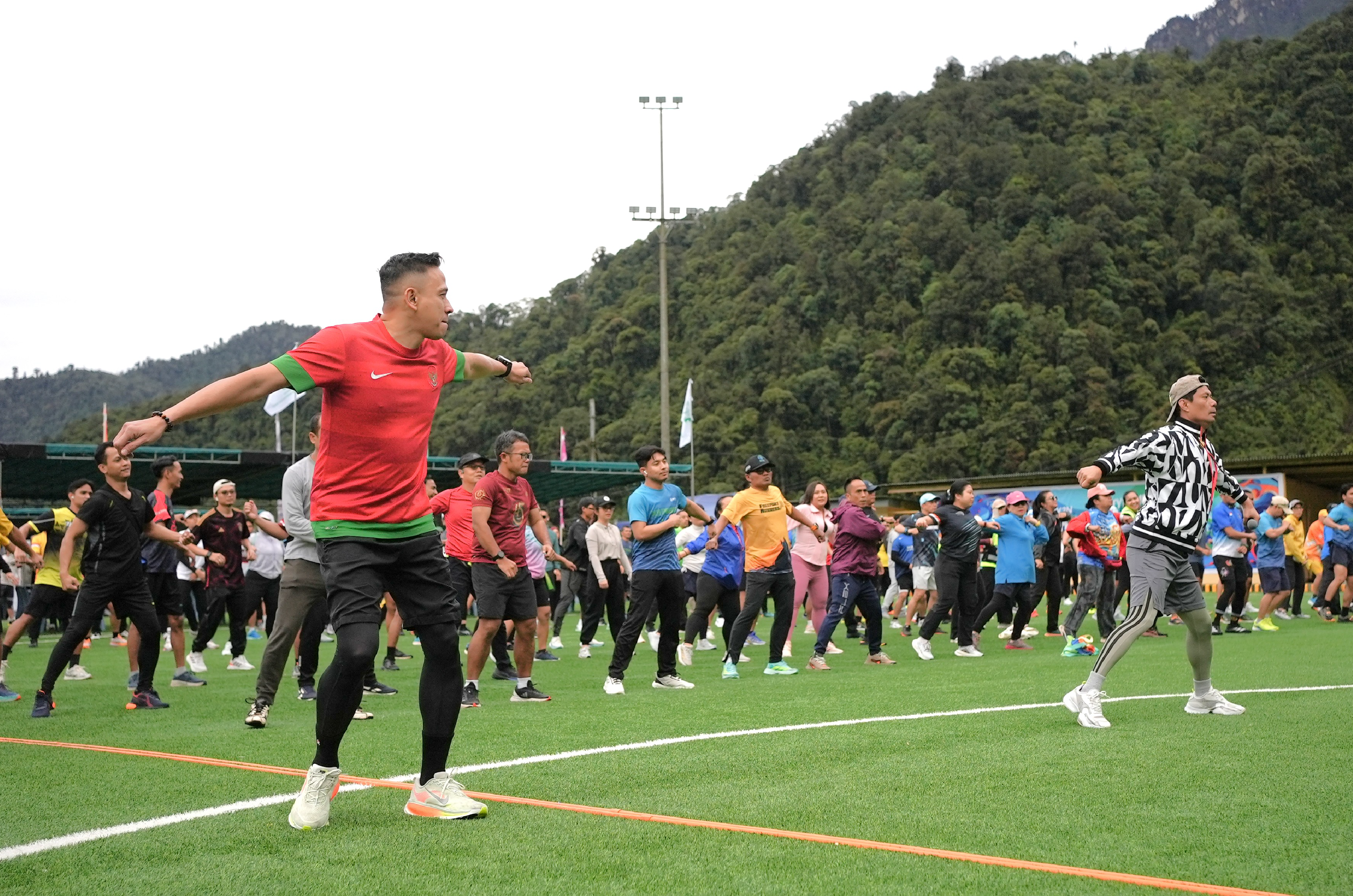 Zumba bersama di lapangan sepak bola Tembagapura