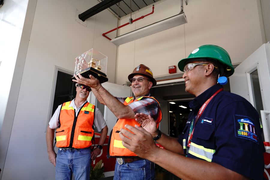 Presentation of the Dryer #4 miniature to Christopher Zimmer (17/02).