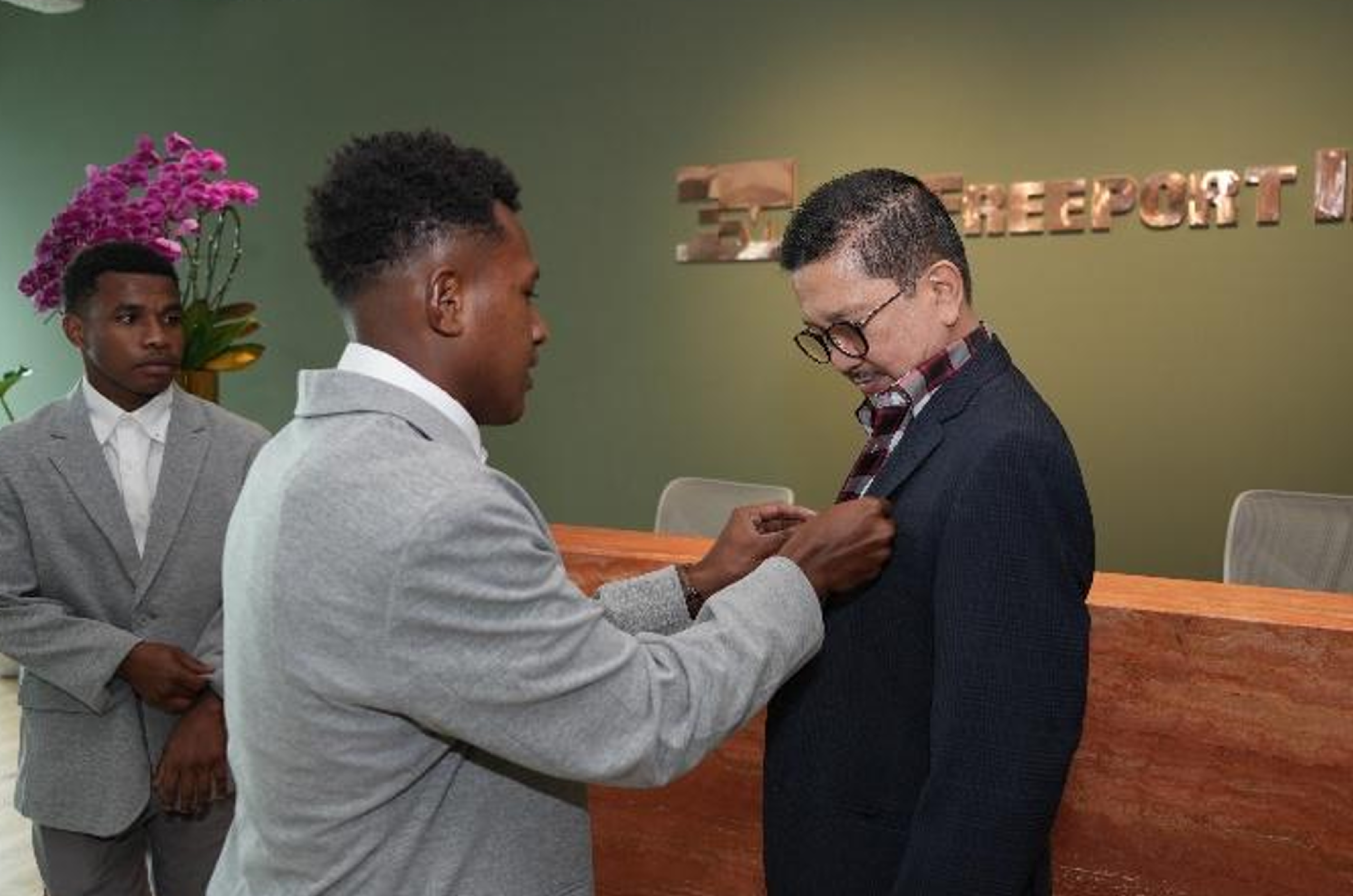Yance Glen Imbiri pinning the PFA Pin to PTFI President Director Tony Wenas.