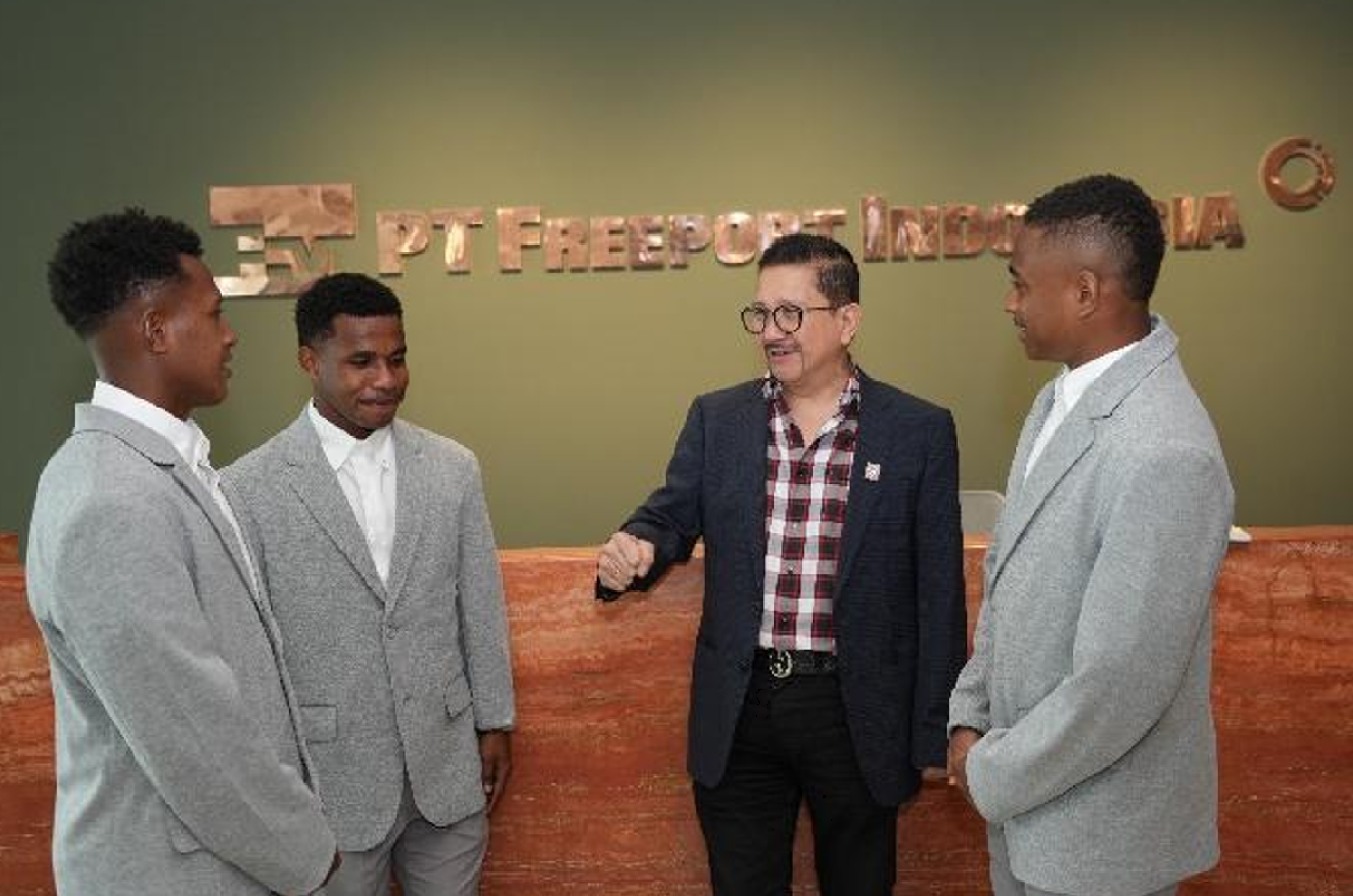 PTFI President Director Tony Wenas with PFA players who will participate in the 2026 Elite Camp in A