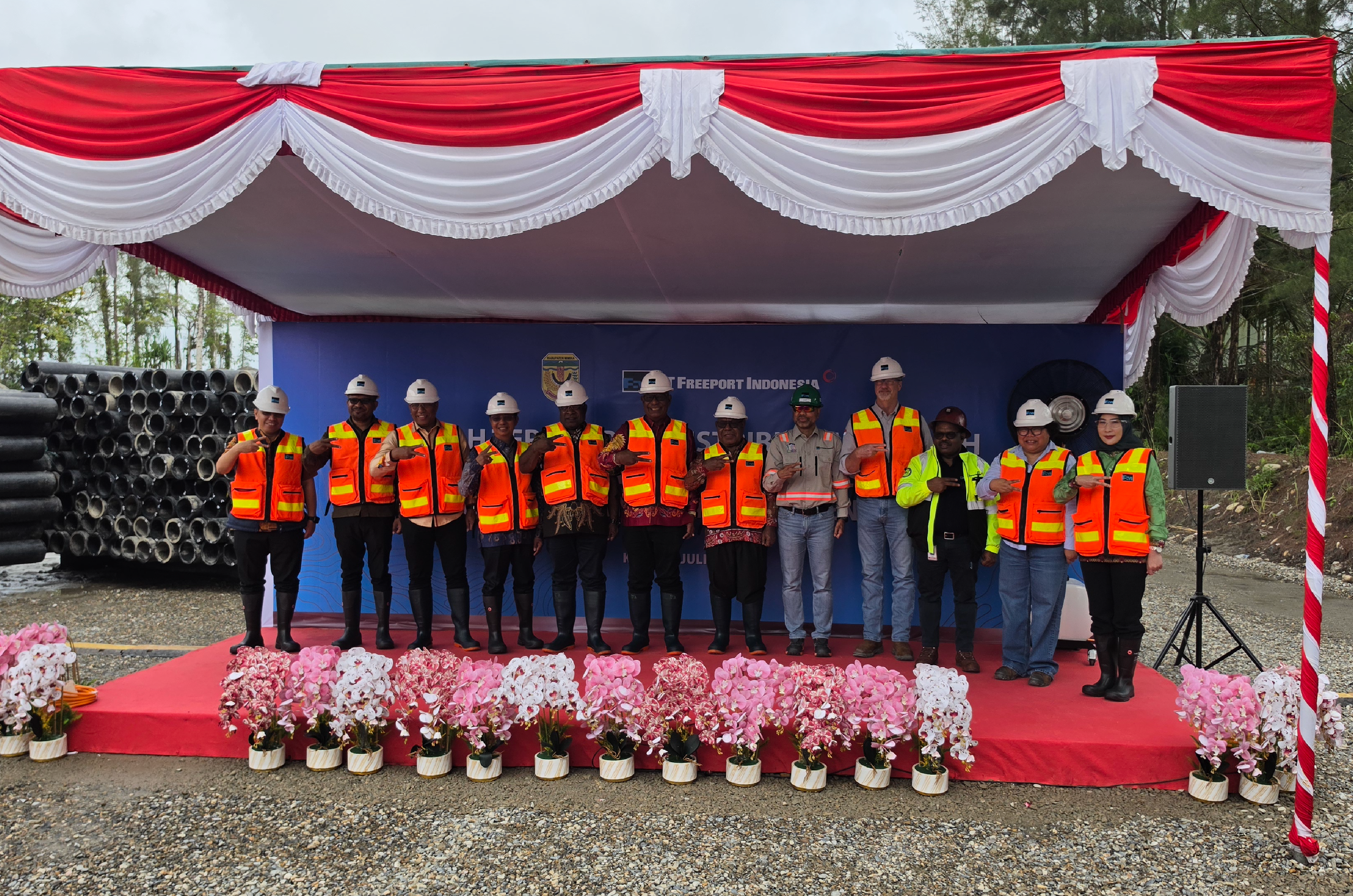 Mimika Regency and PTFI pose after the HDPE pipe grant handover at Mile 34.