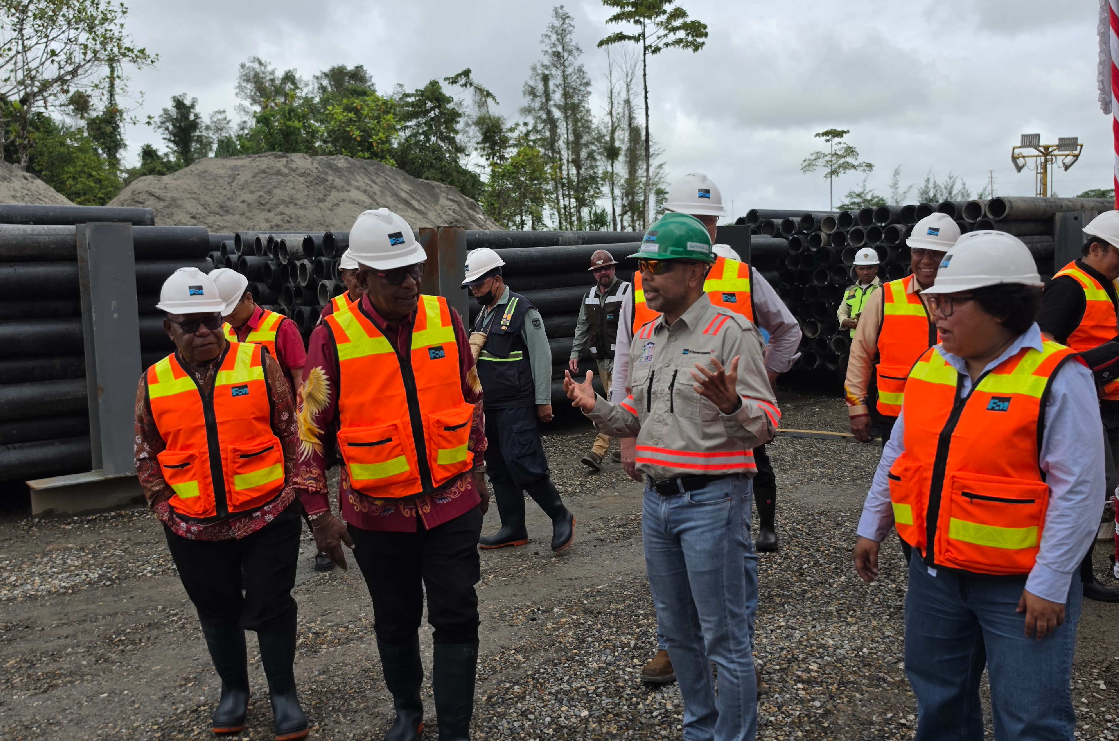 Johannes Rettob dan PTFI meninjau lokasi hibah pipa HDPE di Mile 34, Mimika.