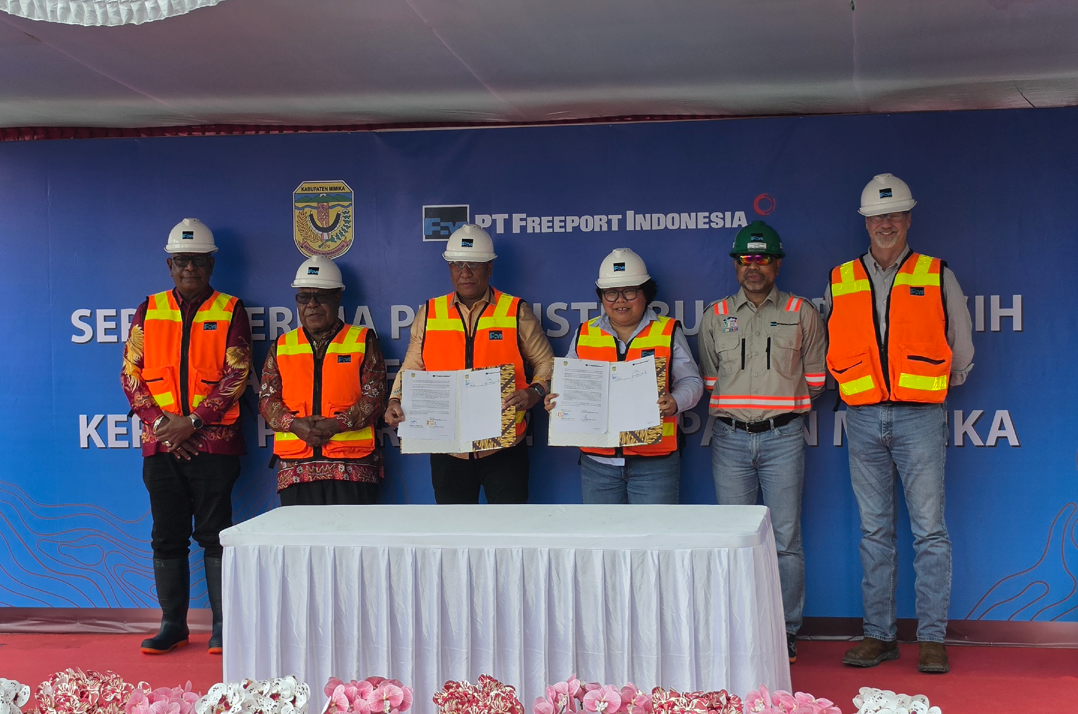 Mimika Regency and PTFI sign the HDPE pipe grant handover at Mile 34.