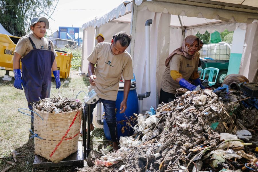 Beach Clean-up Action in the Kemukem Beach area, which collected around 1.6 tons of waste.