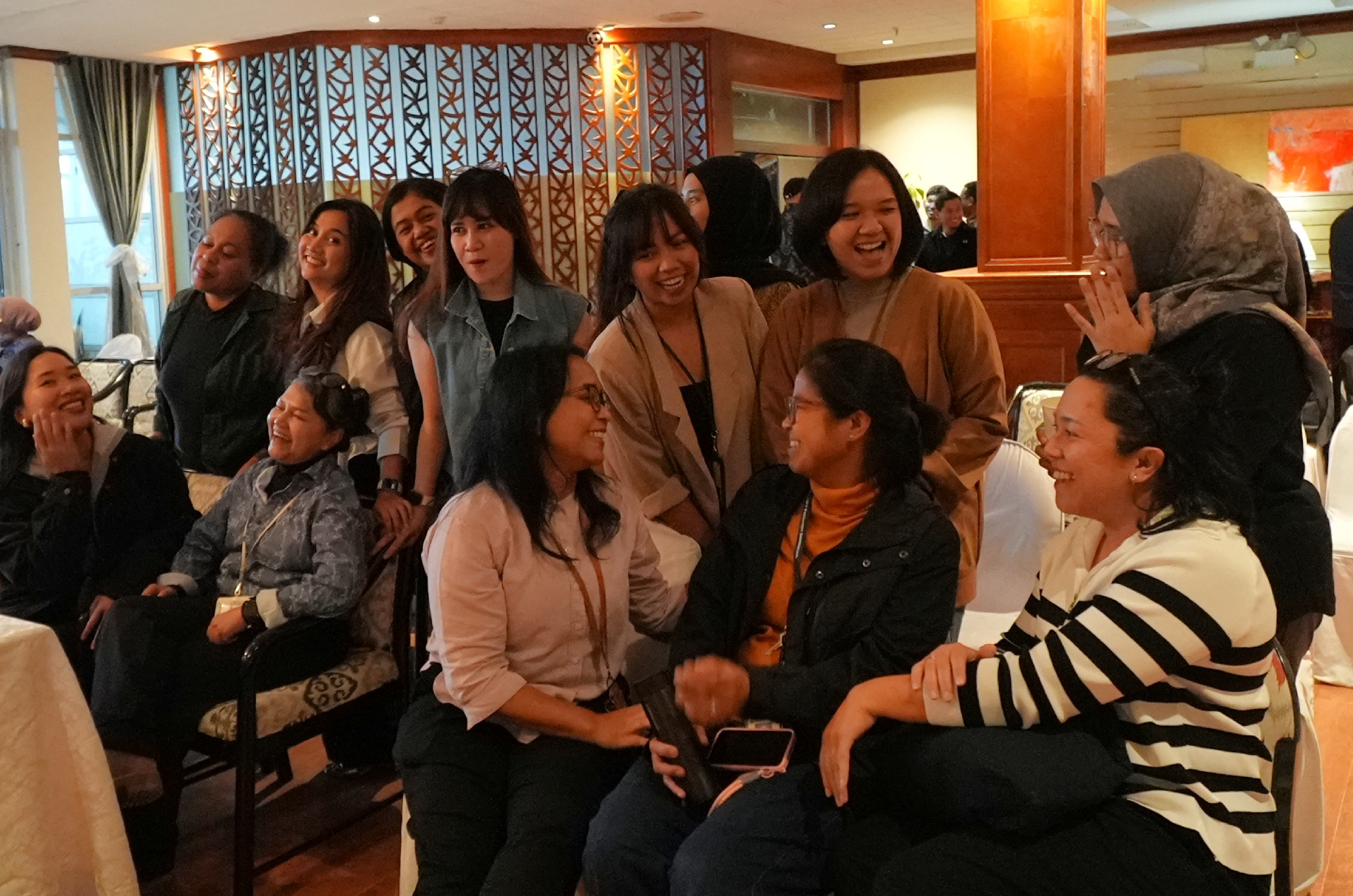  Di Balik Operasi: Merayakan Perempuan di Global Supply Chain 