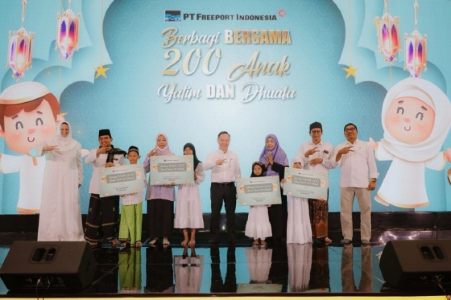 Manajemen Smelter PT Freeport Indonesia menyerahkan santunan secara simbolis kepada yayasan yatim da