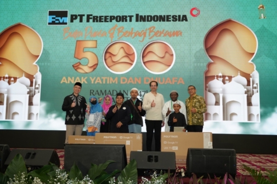 PTFI management presents door prizes to orphaned and underprivileged children in  Jakarta, Thursday 