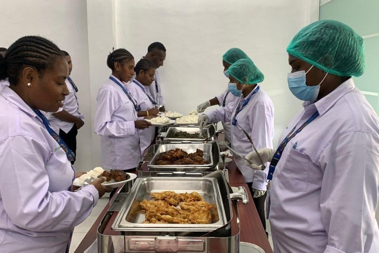 Peserta pelatihan Apprentice Hospitality  melakukan kerja praktik sebagai petugas  penyaji makanan 