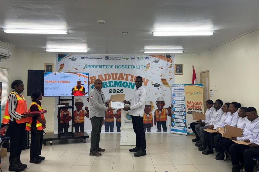 Penyerahan Sertifikat dari PTFI kepada  seorang peserta pelatihan Apprentice Hospitality di NMI 
