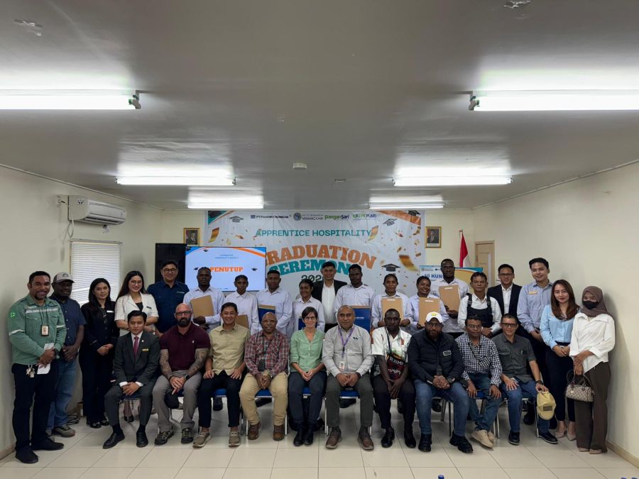 Delapan peserta pelatihan Apprentice Hospitality Bersama Manajemen PTFI,  instruktur, perwakilan hot