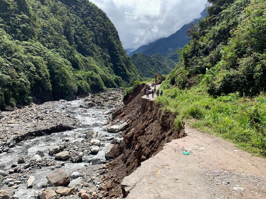 The high rainfall caused 8 landslides and even cut off the main Tembagapura – Banti access