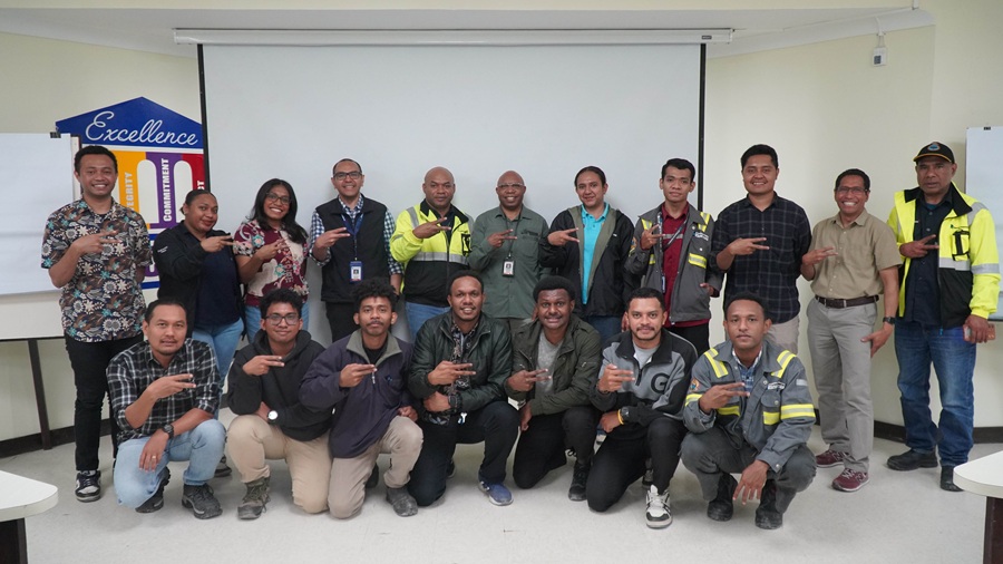 Papuan Growth Journey participants in the Highlands with Soleman Faluk, VP PAD PTFI and team