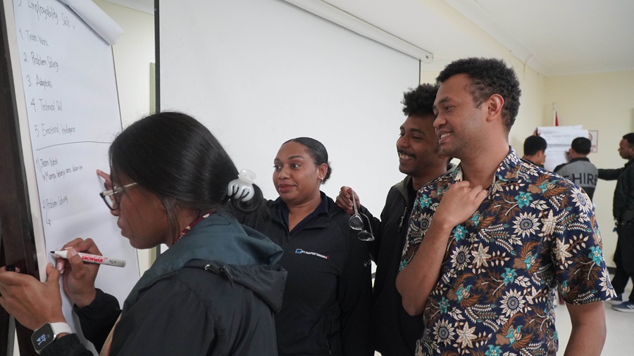 This training is also strengthened with simulations and in-depth material for participants