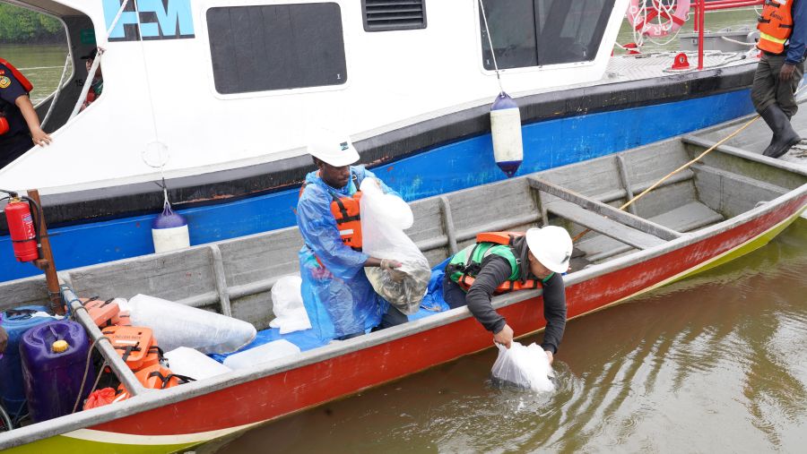 Guard the Sea, Guard Life: PTFI Releases 10,000 Fish & 1,000 Crabs on Mimika Coast