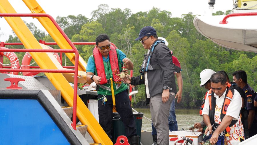 Gesang Setyadi carried out the symbolic release of 10,000 barramundi at Muara Tipuka